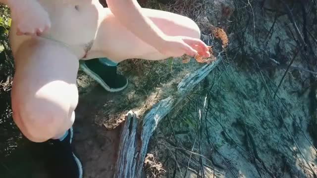 ADORABLE AUSTRALIA OUTDOOR PEE