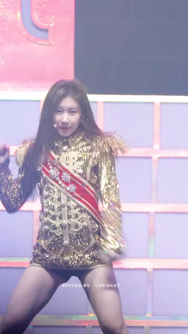 ITZY - Chaeryeong 191130 8