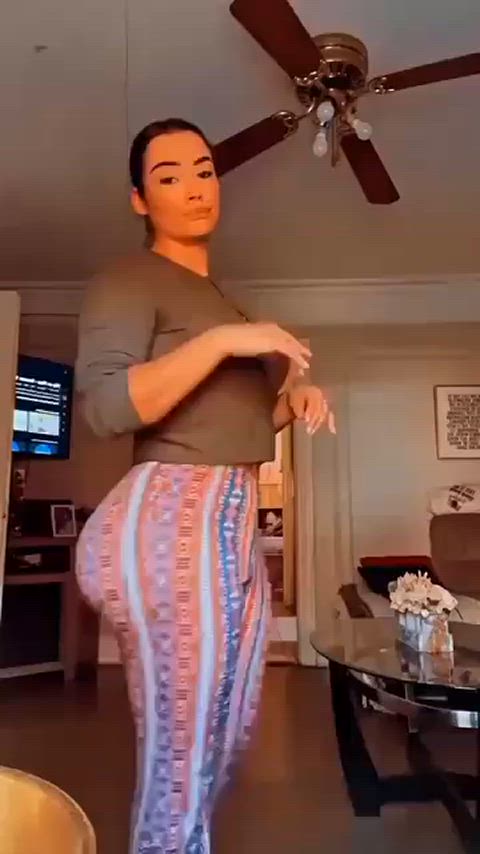 ass big ass jiggle jiggling leggings phat ass clothing-fetish fitness-girls gif