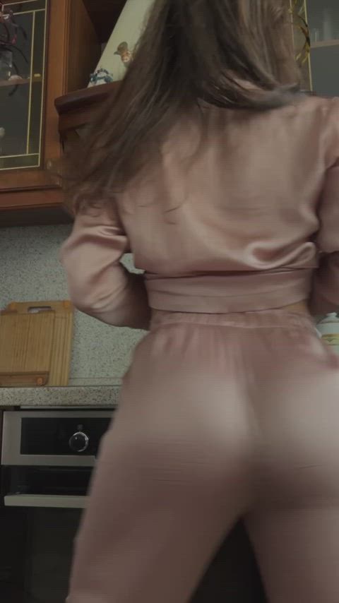 Booty twerk in Kitchen