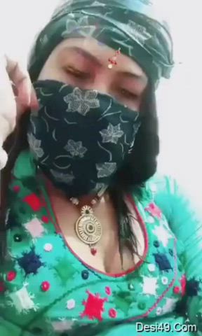 Indian ?bhabhi show her ?boobs video