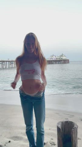 Stripteasing at the beach 🏖