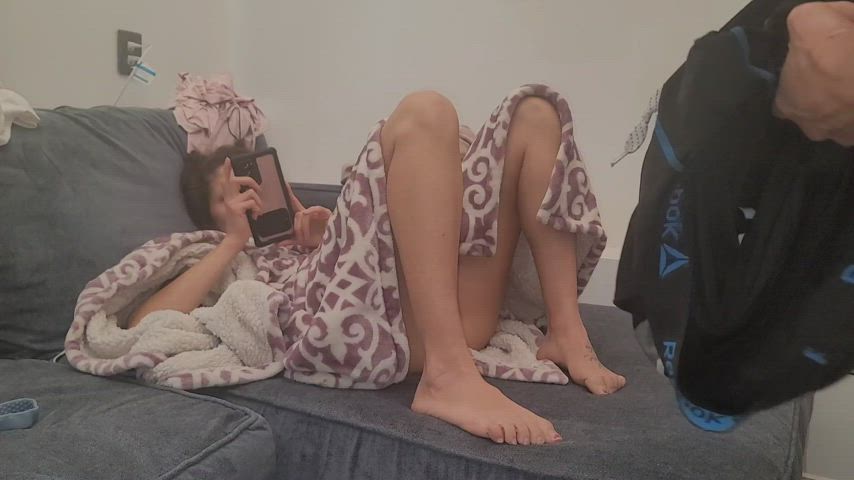 Eat my pussy while I play on my phone. Okay cool.