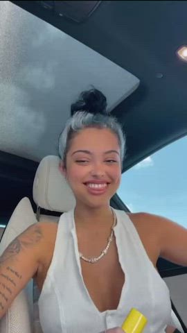 Malu tweeling in car