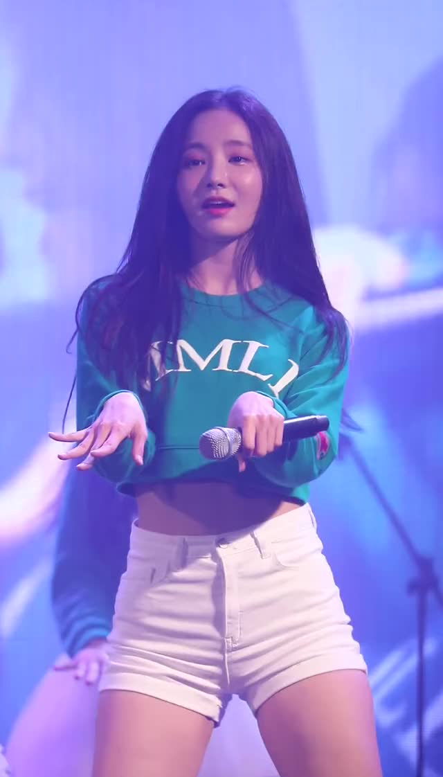 Momoland - Yeonwoo Wink is So Sexy