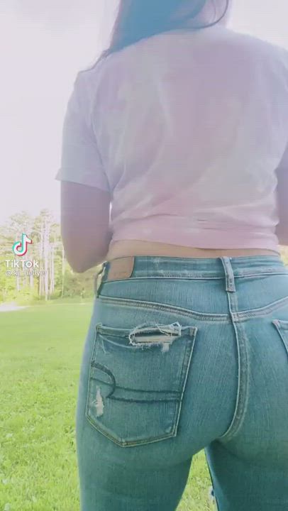 Another cute ass in jeans