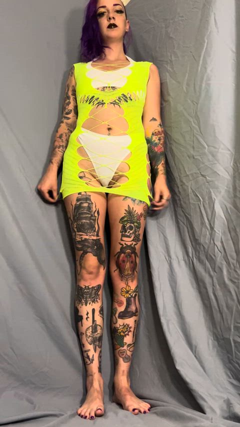 tattoo tattooed tattedphysique goth-girls hot-girls-with-tattoos gif