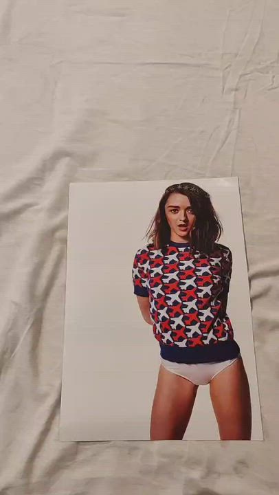 Cum tribute for Maisie Williams