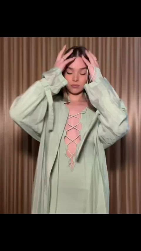 celebrity dress hailee steinfeld sexy gif