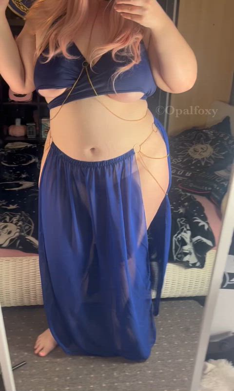 Just wanted to show off how nicely the fabric follows my curves and movement ;)