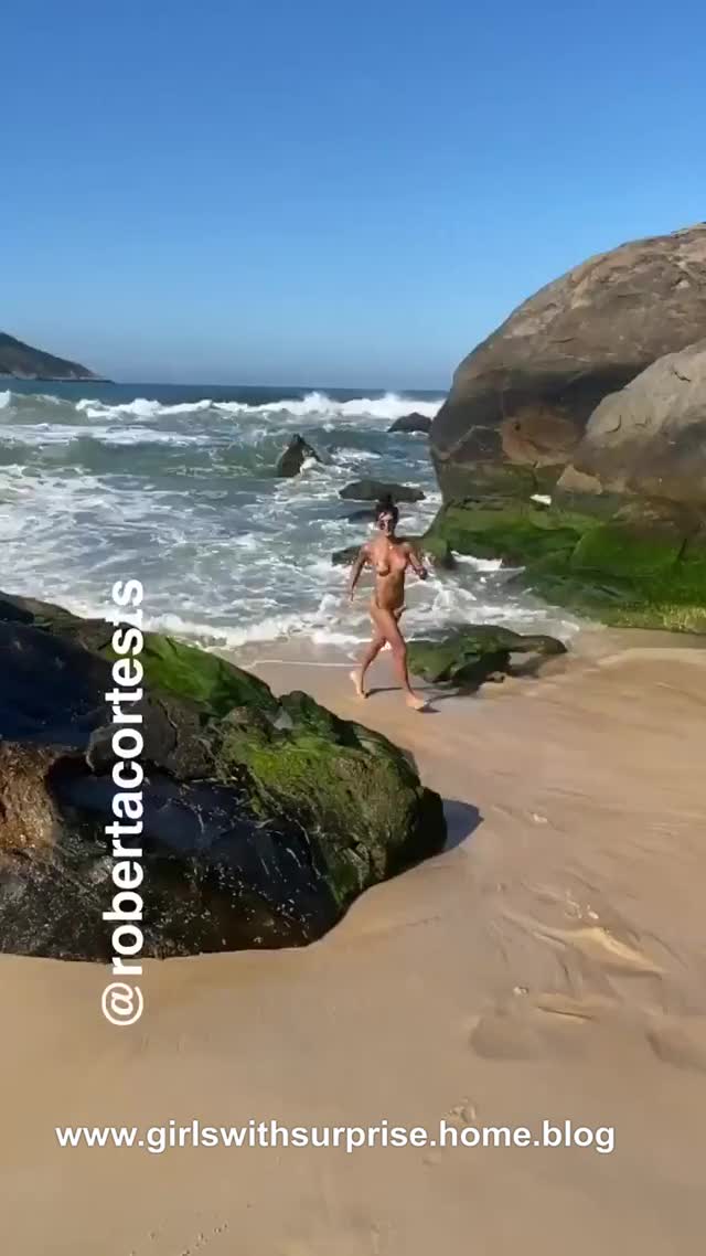 Fun at the beach. Roberta Cortes (gif)