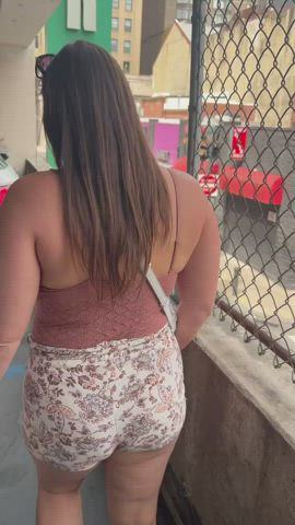 [GIF] Parking garage pull out showing off the twins