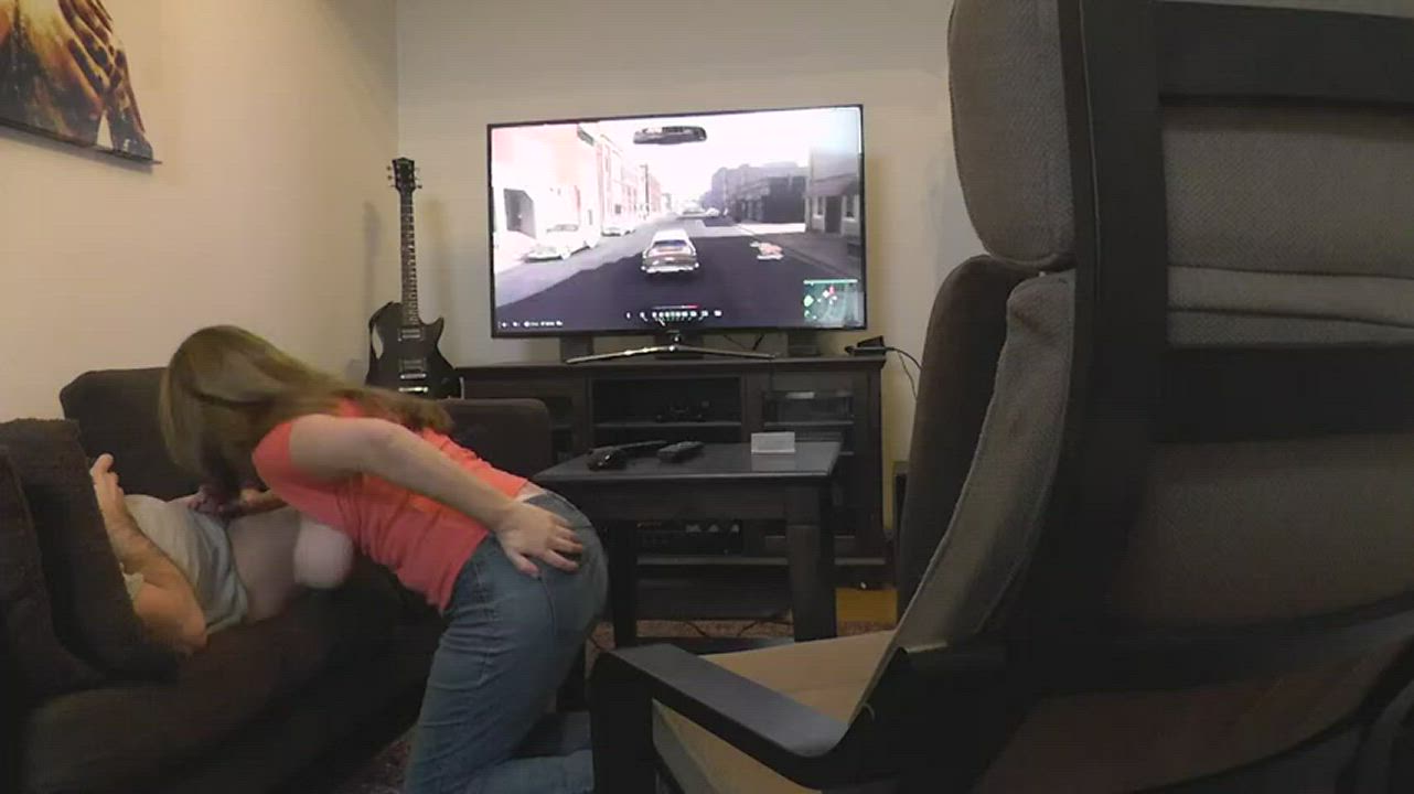 Gamer girl sucks her boyfriends dick while he plays Mafia