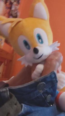 Tails paws at my Pole 