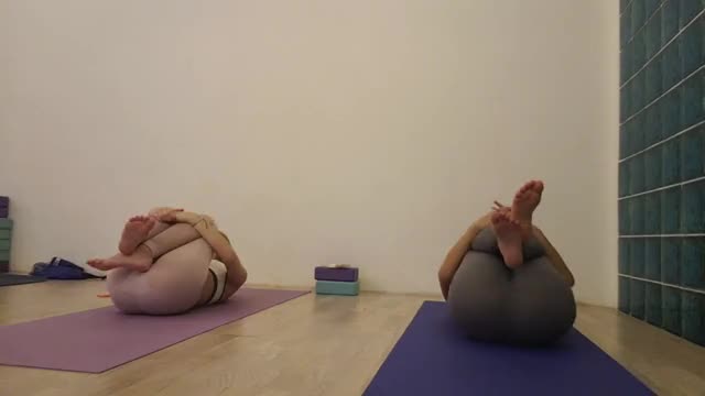 Mira_Twitch yoga