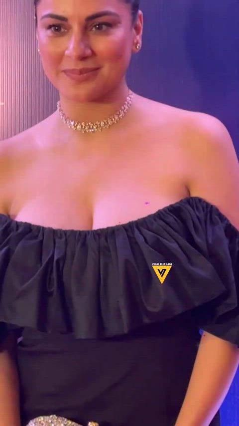 big tits bollywood celebrity cleavage just-boobs thick-booty gif