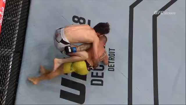 Zabit Magomedsharipov defeats Sheymon Moraes via anaconda choke