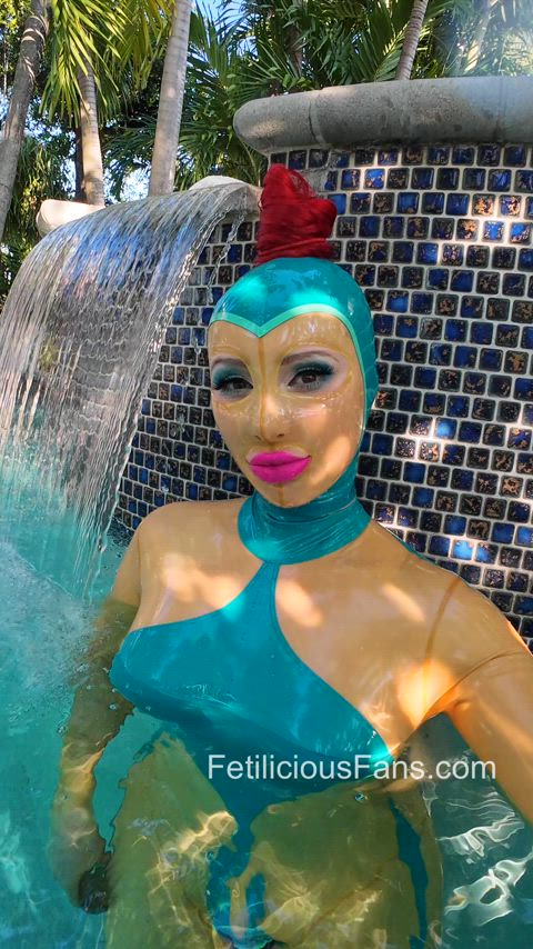 Taking a break between 2 clips to cool down in the pool during a shoot day with Latex