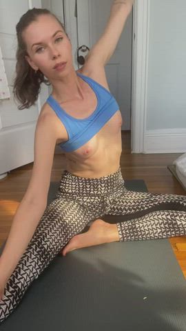 manyvids natural tits onlyfans stretching tits yoga yoga pants gif