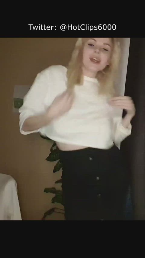 accidental blonde boobs dancing exposed nipslip small tits tiktok tits underboob