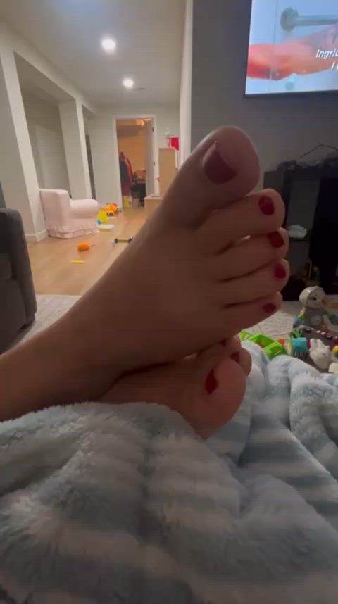 barefootmilf feet feet fetish hotwife milf toes gif