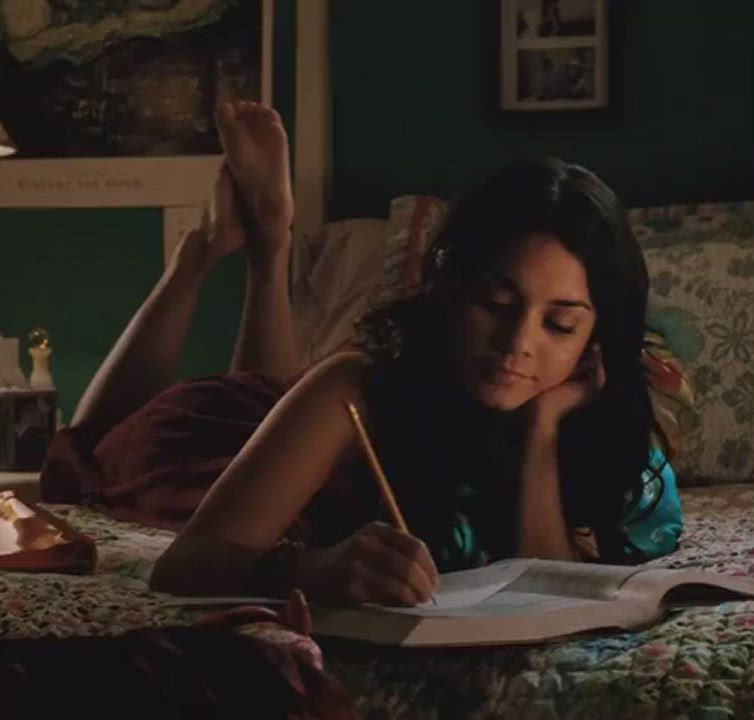 Vanessa Hudgens has some sexy soles