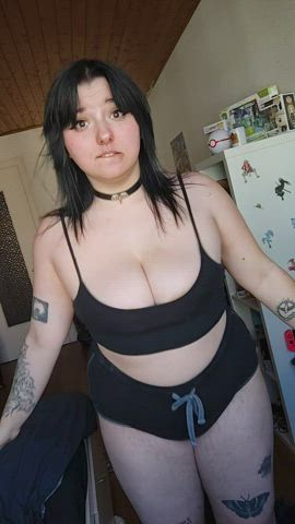 Busty goth girls are the best 🖤 $3 first month