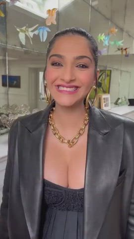 Sonam Kapoor 🥵 juicy tits