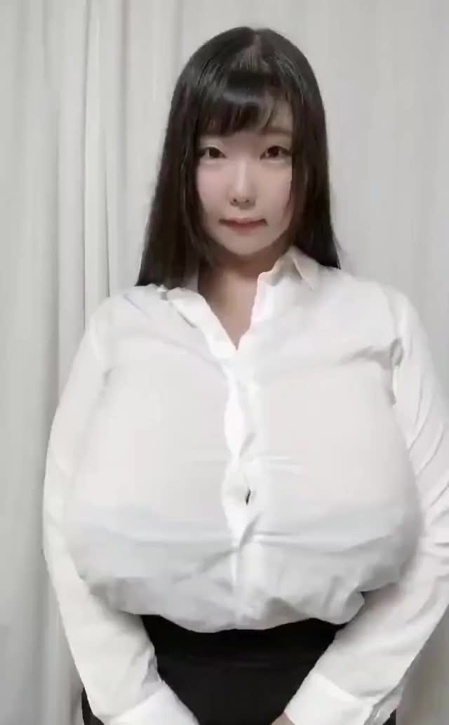 Momose Momo show her little bra