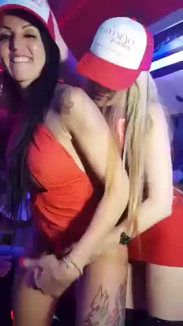 gyfffTwo hot chicks do the show in the nightclub