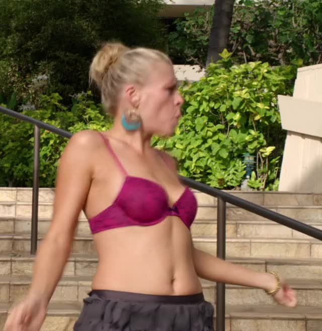 Busy Philipps - Cougar Town S02E21 Something Good Coming, Part 1