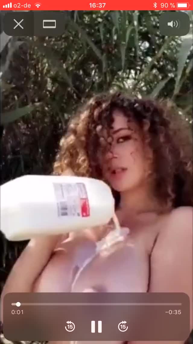 Leila Lowfire übergießt ihre Titten mit Milch