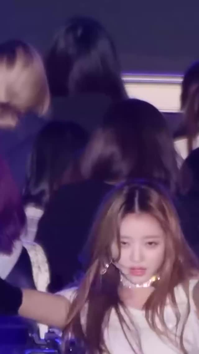 181104 오마이걸 (OH MY GIRL) Remember Me(불꽃놀이) [유아] YooA 직캠 Fancam