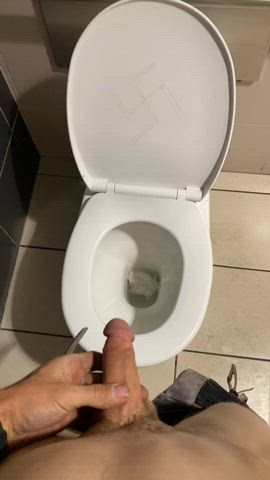 Airport Pissing