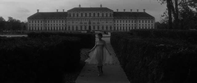 Last-Year-at-Marienbad-1961-GIF-00-33-06-breeze-blowing-dress
