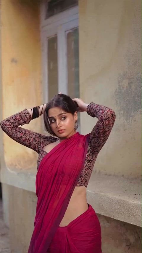 Sari hottie