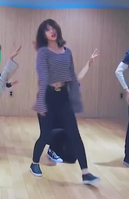 TWICE Heart Shaker  Dance Video - Momo-4