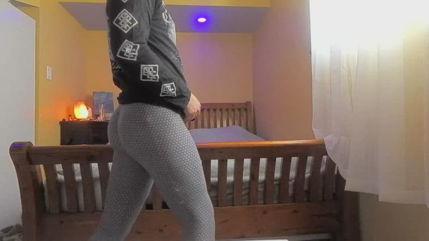 Booty Bubble Butt Leggings gif