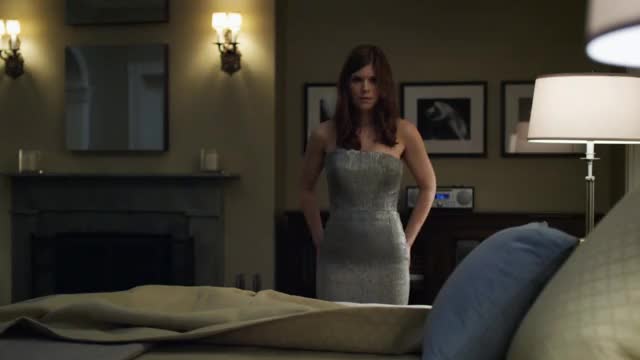 Kate Mara - House of Cards (S01E11) - stripping to lingerie