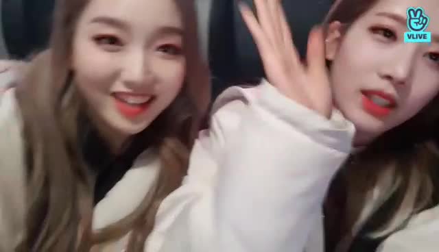 V LIVE - [이달의 소녀] LOONAVERSE 가는길 37