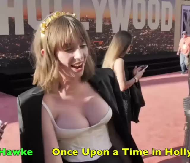 Maya Hawke - Cleavage