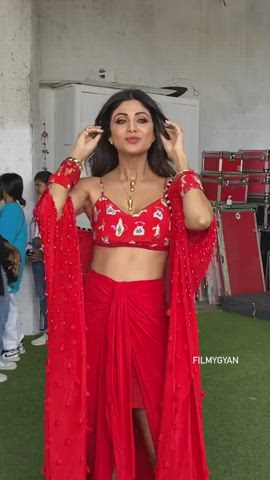 Milf Shilpa adjusting her boobs 💦