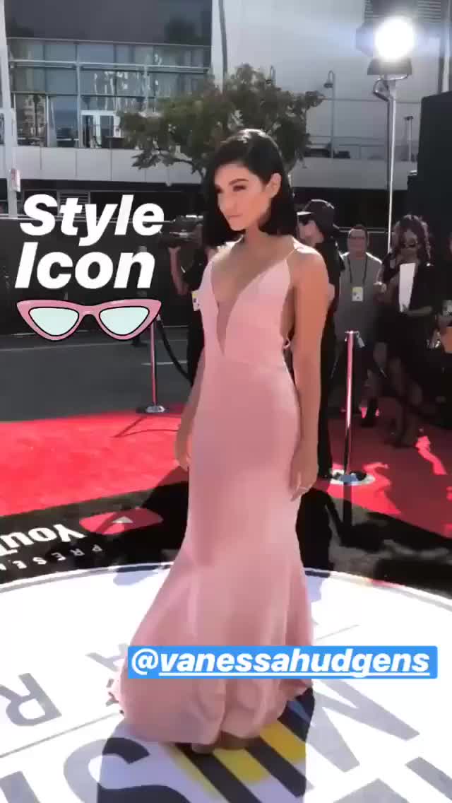 Vanessa Hudgens IG AMA18 glow 3