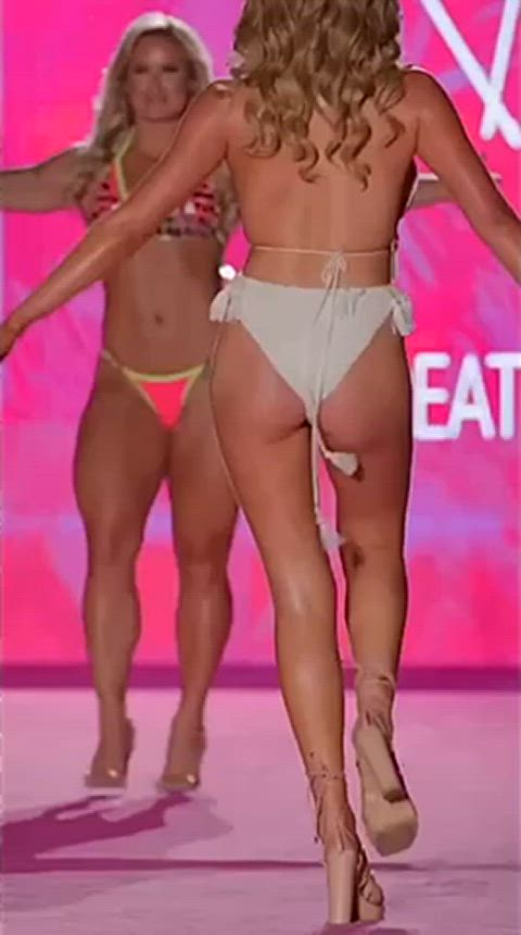 Dani Speegle - Sexy Runway Walk (Slow-Motion Version) 😳😍