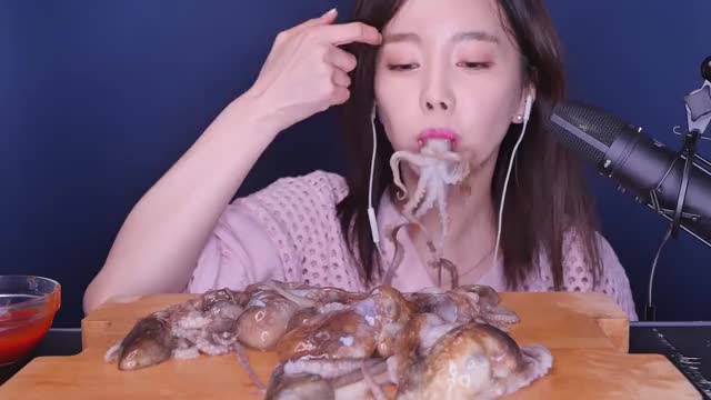 [ASMR] 살아서 꿈틀대는?산낙지(Raw Octopus)통째로 먹는 리얼사운드