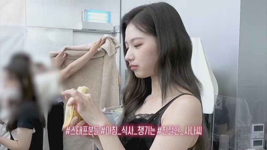 Sana open up banana 🍌🥵