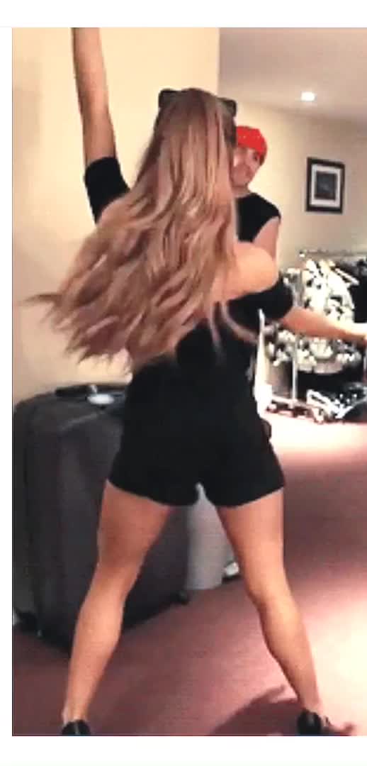 Ariana shaking it