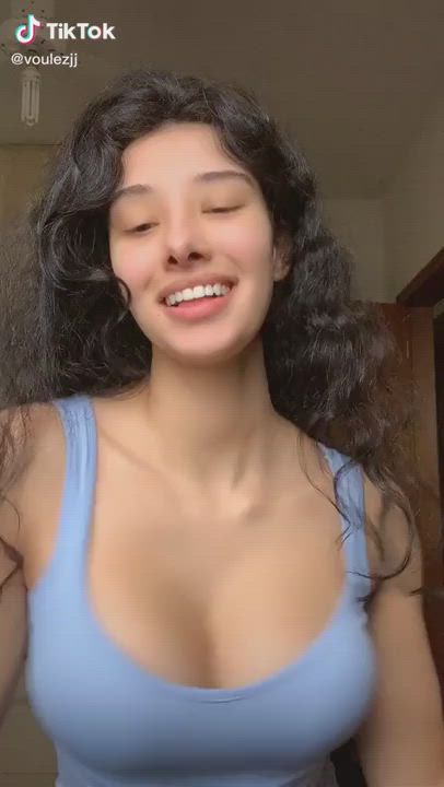 LATINA TIK-TOK TITTY BOUNCE. FINALLY SHOWS HER PUSSY TOO (LINK 🔗 IN COMMENTS)