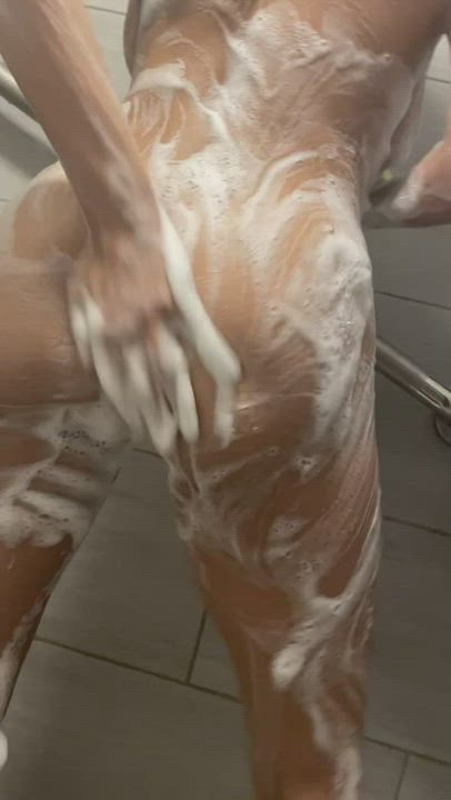 Soapy shower twerk 🧼