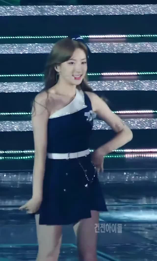 우주소녀 (WJSN) 은서 한쪽 어깨 노출.gif